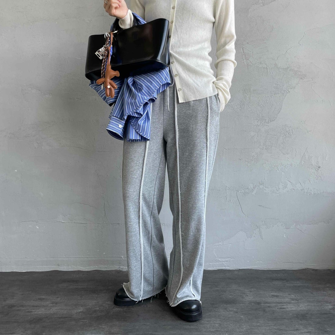 nenom [ネノム] アウトシーム スウェットパンツ [NE25132015] 06 T.GRAY &&モデル身長：158cm 着用サイズ：F&&