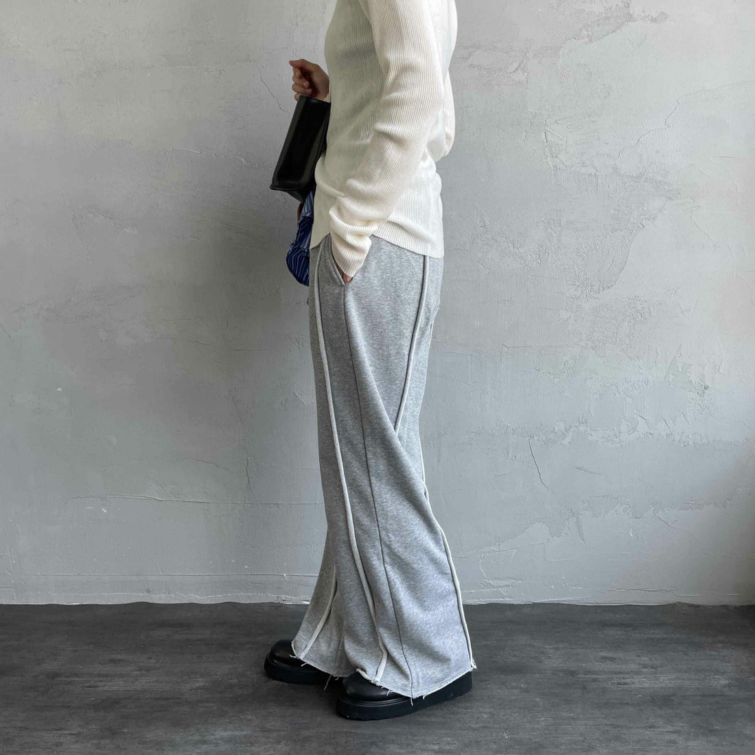 nenom [ネノム] アウトシーム スウェットパンツ [NE25132015] 06 T.GRAY &&モデル身長：158cm 着用サイズ：F&&