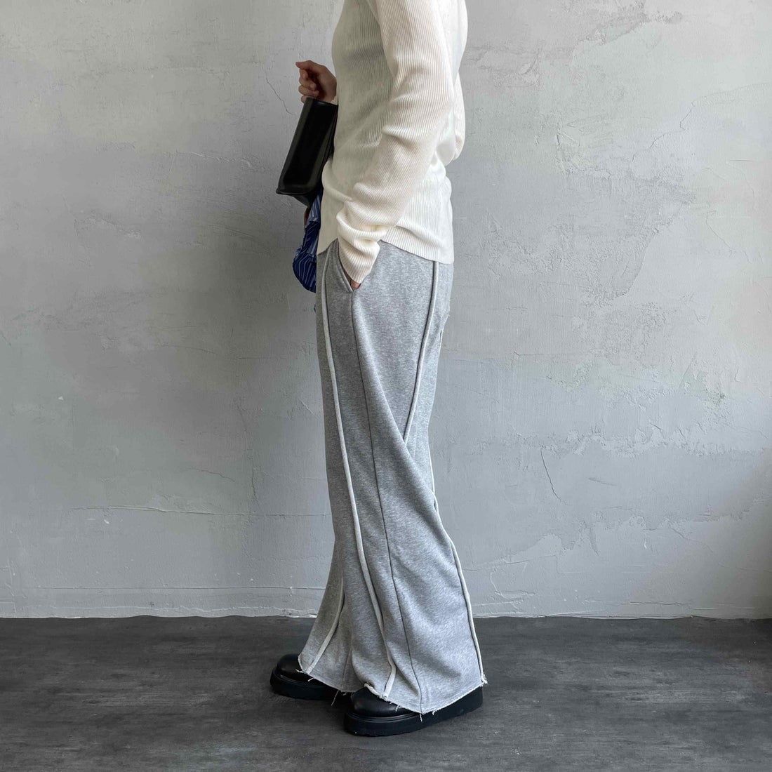 nenom [ネノム] アウトシーム スウェットパンツ [NE25132015] 06 T.GRAY &&モデル身長：158cm 着用サイズ：F&&