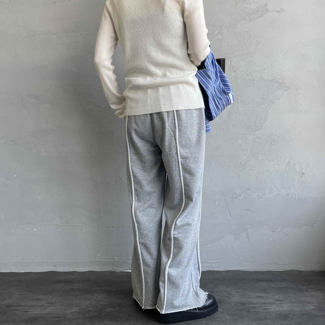 nenom [ネノム] アウトシーム スウェットパンツ [NE25132015] 06 T.GRAY &&モデル身長：158cm 着用サイズ：F&&