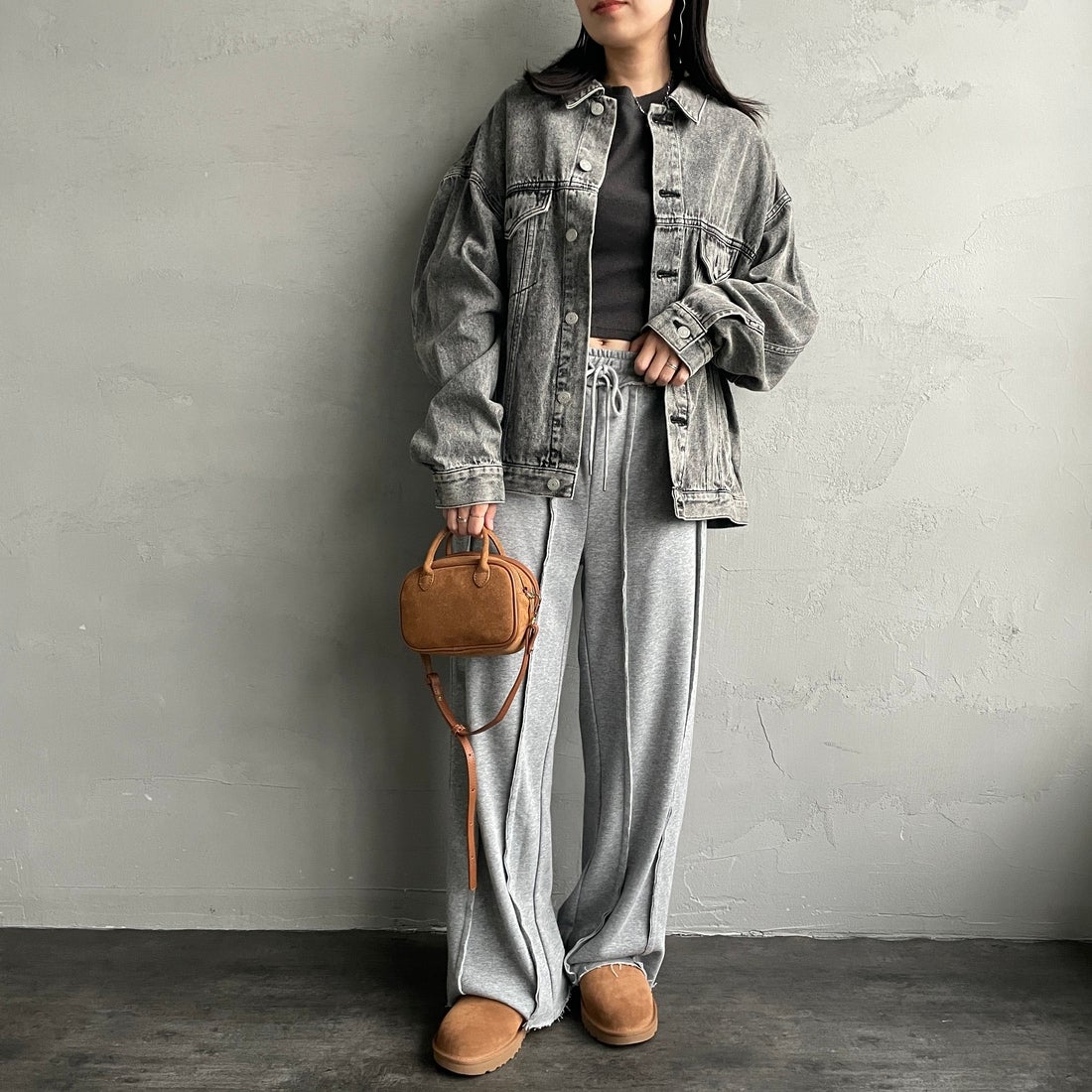 nenom [ネノム] アウトシーム スウェットパンツ [NE25132015] 06 T.GRAY &&モデル身長：160cm 着用サイズ：F&&