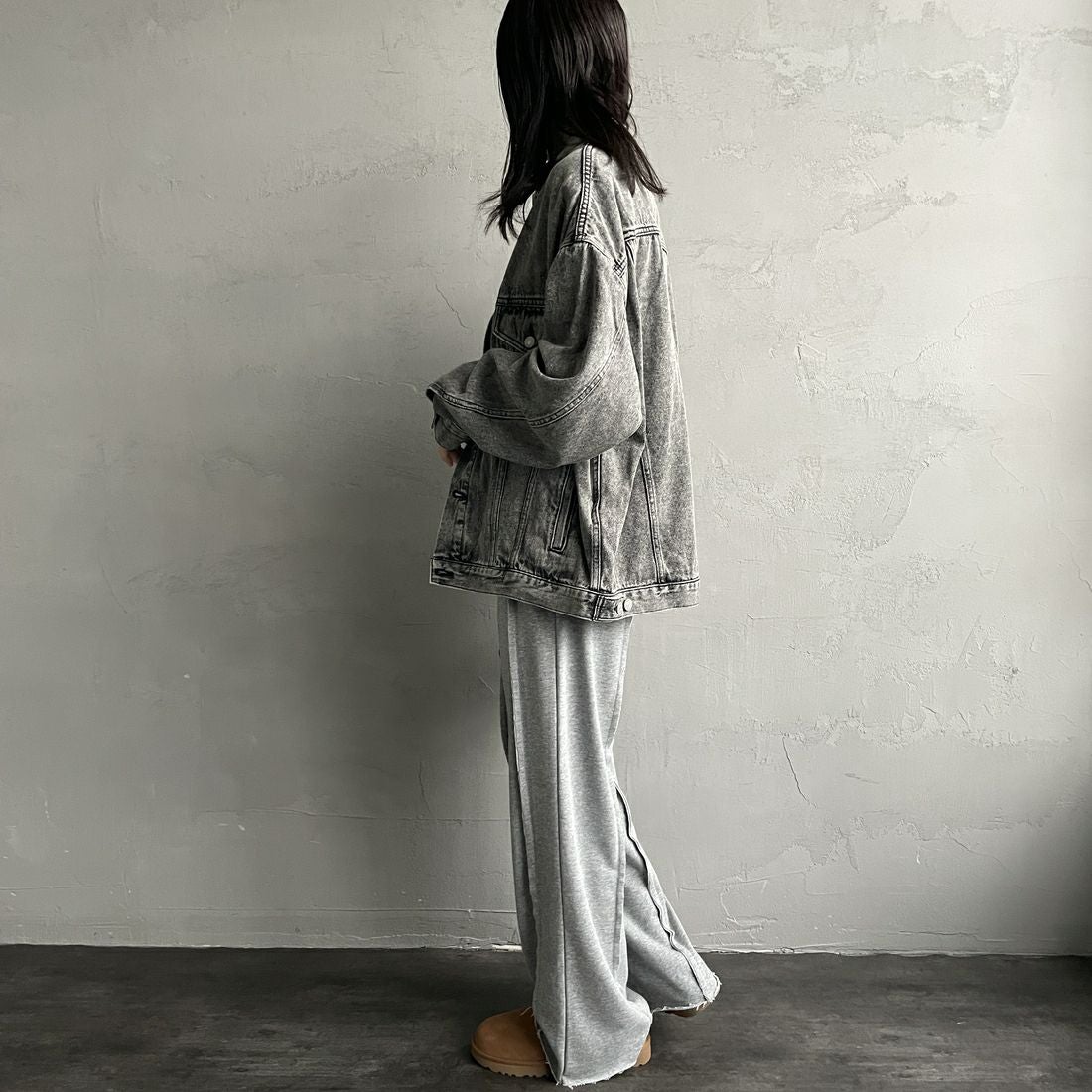 nenom [ネノム] アウトシーム スウェットパンツ [NE25132015] 06 T.GRAY &&モデル身長：160cm 着用サイズ：F&&