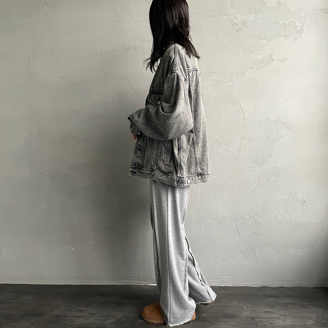 nenom [ネノム] アウトシーム スウェットパンツ [NE25132015] 06 T.GRAY &&モデル身長：160cm 着用サイズ：F&&