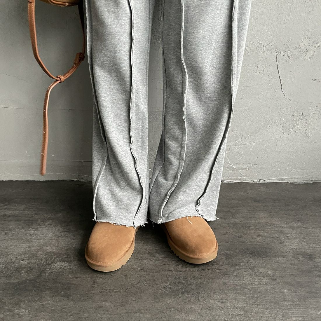 nenom [ネノム] アウトシーム スウェットパンツ [NE25132015] 06 T.GRAY &&モデル身長：160cm 着用サイズ：F&&