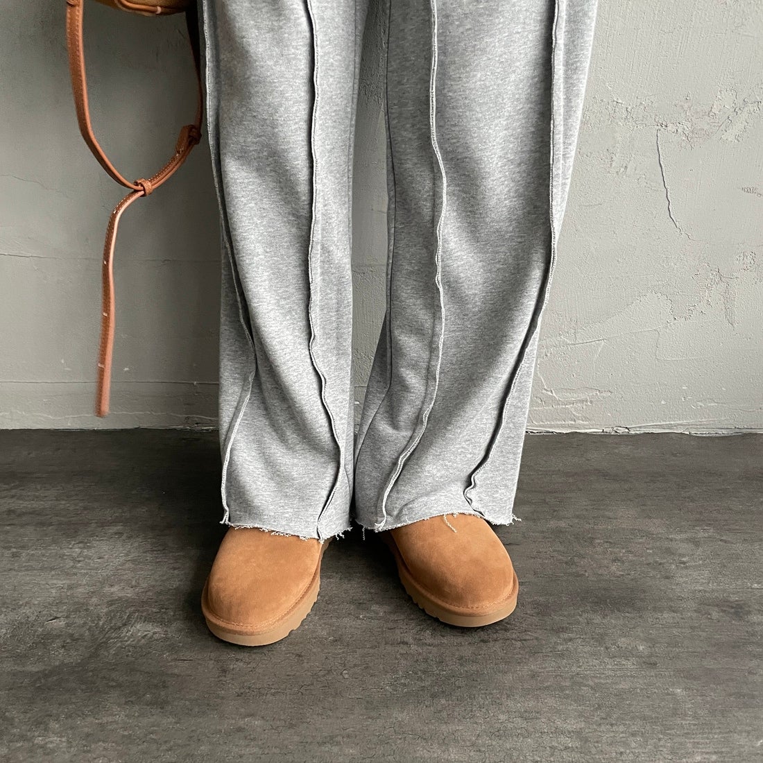 nenom [ネノム] アウトシーム スウェットパンツ [NE25132015] 06 T.GRAY &&モデル身長：160cm 着用サイズ：F&&