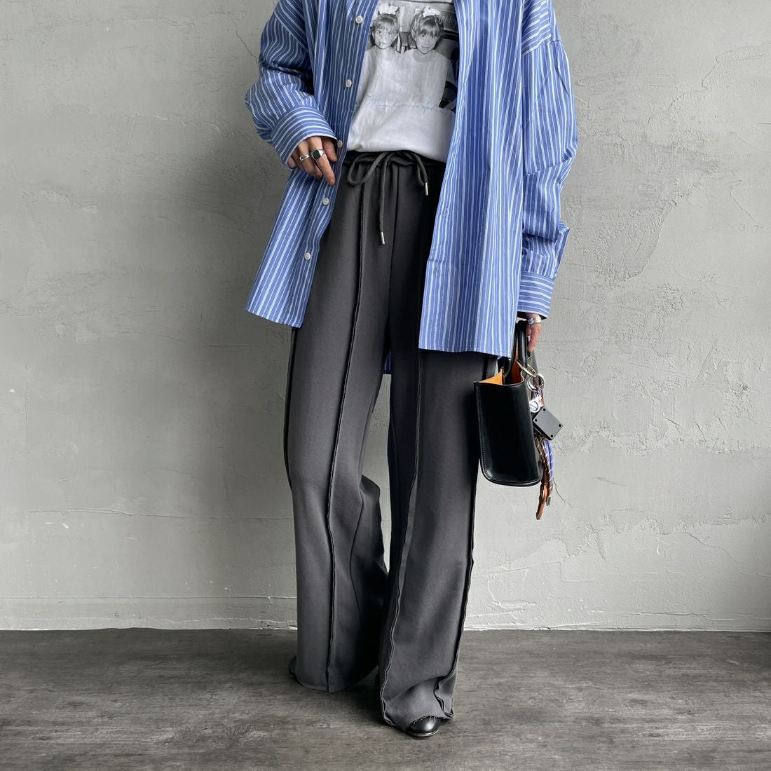 nenom [ネノム] アウトシーム スウェットパンツ [NE25132015] 08 CHARCOA &&モデル身長：158cm 着用サイズ：F&&