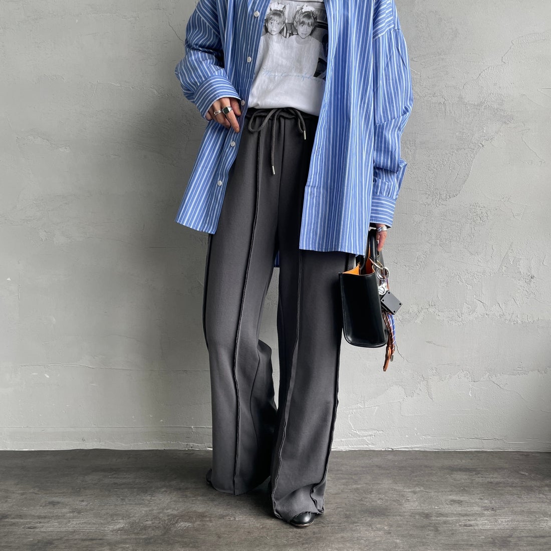 nenom [ネノム] アウトシーム スウェットパンツ [NE25132015] 08 CHARCOA &&モデル身長：158cm 着用サイズ：F&&