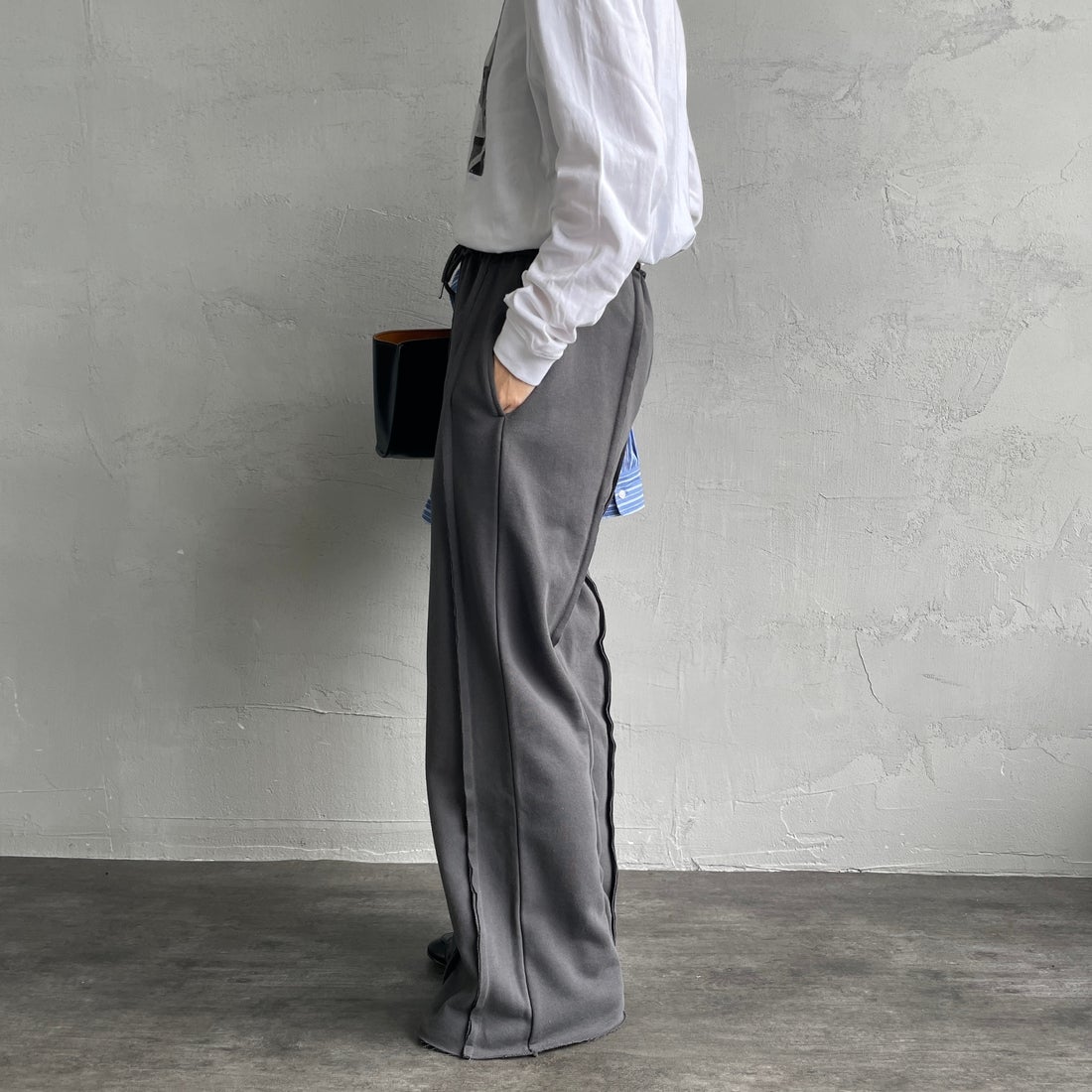 nenom [ネノム] アウトシーム スウェットパンツ [NE25132015] 08 CHARCOA &&モデル身長：158cm 着用サイズ：F&&