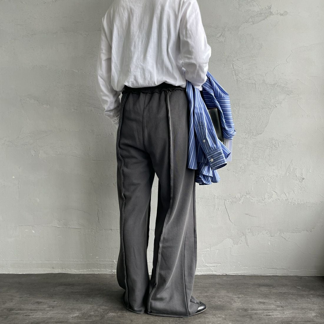 nenom [ネノム] アウトシーム スウェットパンツ [NE25132015] 08 CHARCOA &&モデル身長：158cm 着用サイズ：F&&