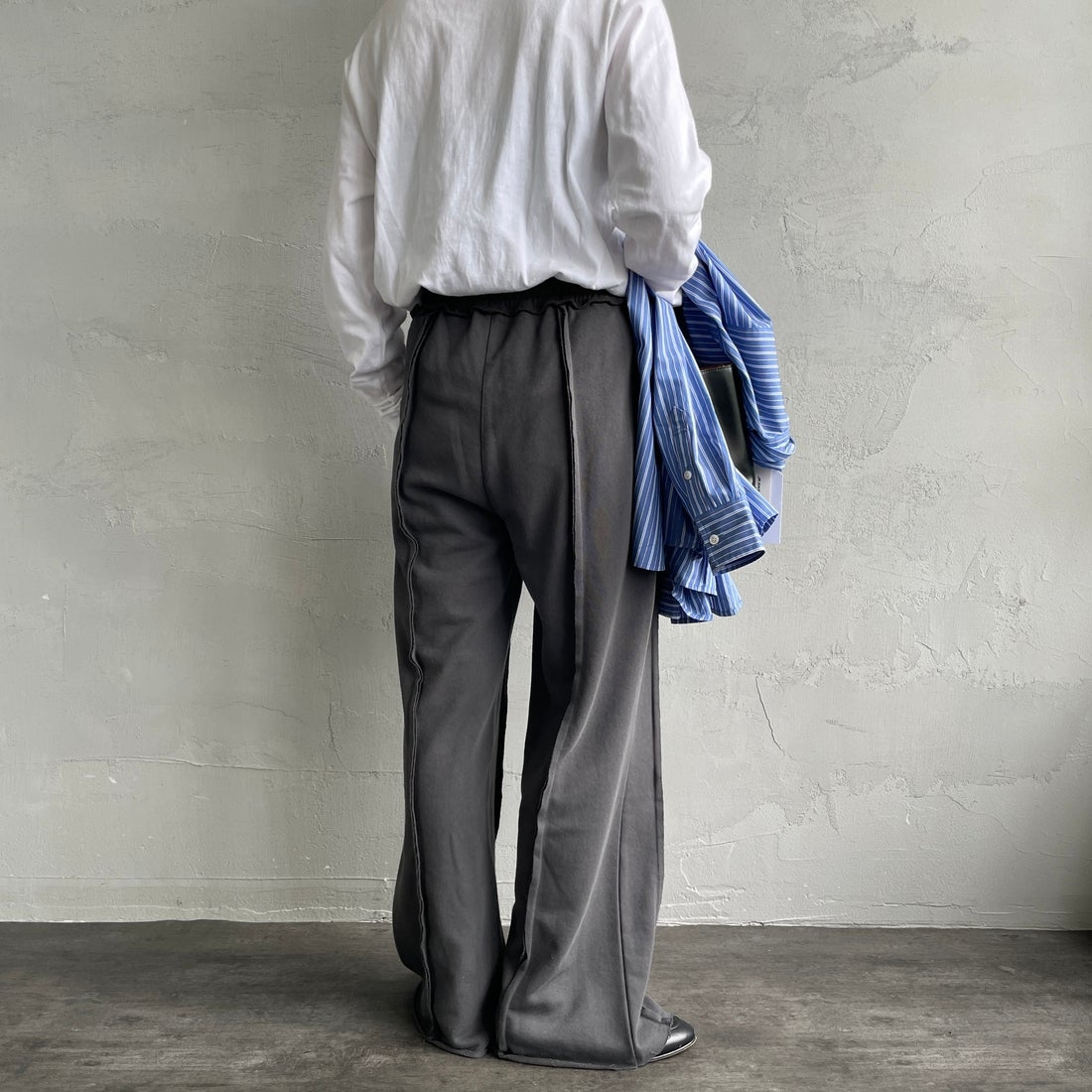 nenom [ネノム] アウトシーム スウェットパンツ [NE25132015] 08 CHARCOA &&モデル身長：158cm 着用サイズ：F&&