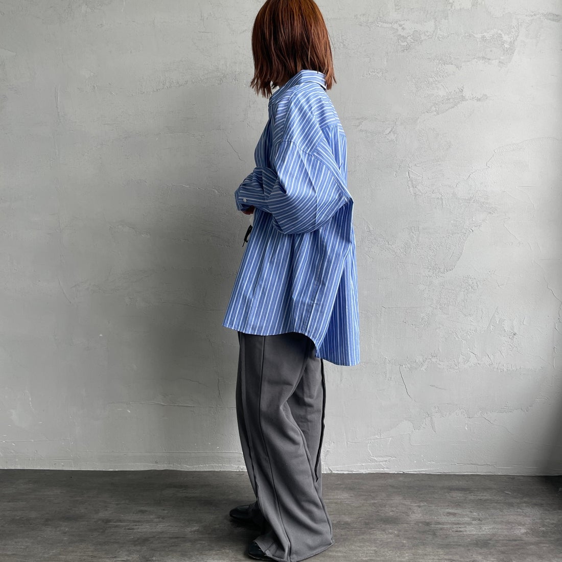 nenom [ネノム] アウトシーム スウェットパンツ [NE25132015] 08 CHARCOA &&モデル身長：158cm 着用サイズ：F&&