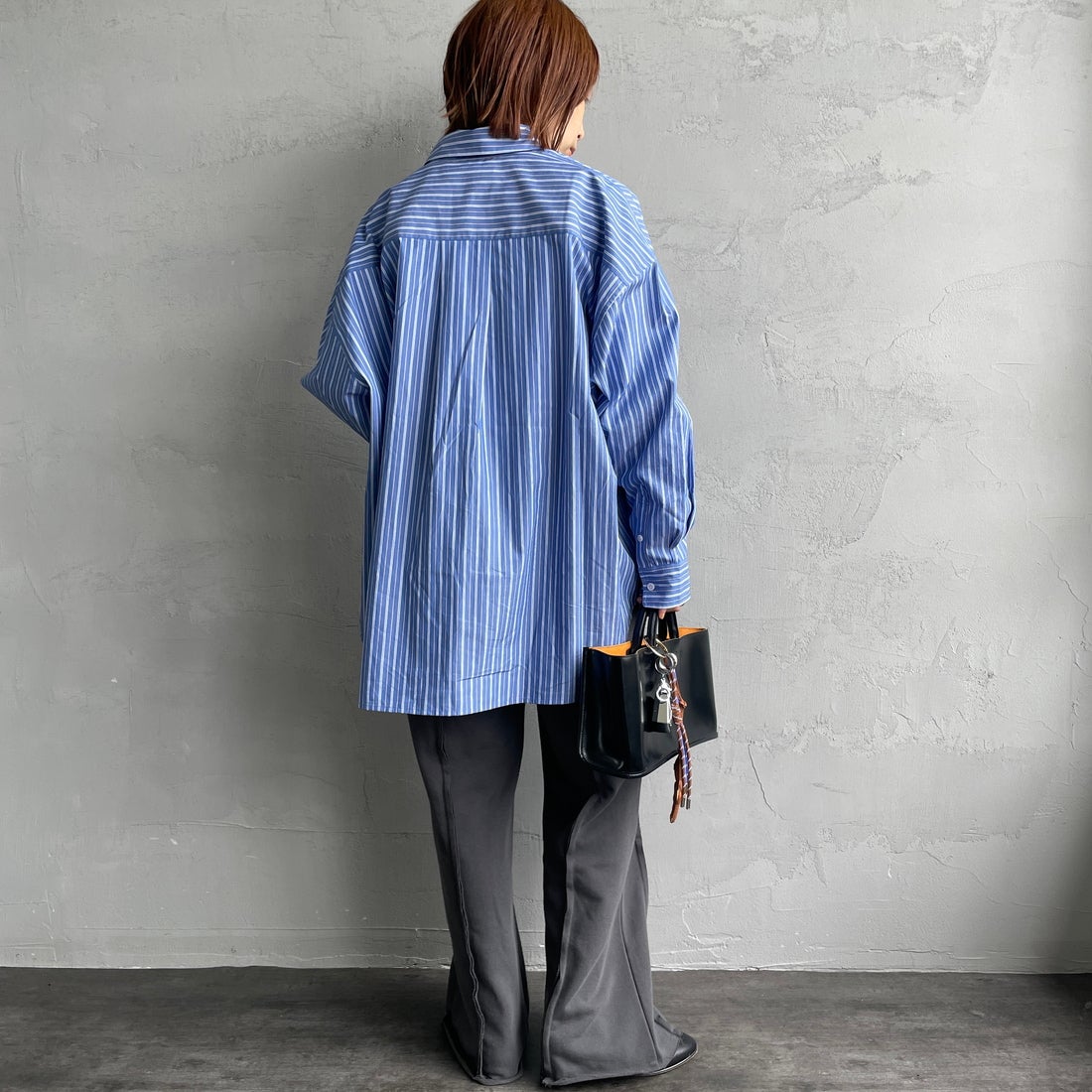 nenom [ネノム] アウトシーム スウェットパンツ [NE25132015] 08 CHARCOA &&モデル身長：158cm 着用サイズ：F&&