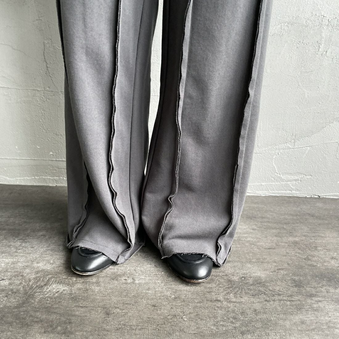 nenom [ネノム] アウトシーム スウェットパンツ [NE25132015] 08 CHARCOA &&モデル身長：158cm 着用サイズ：F&&