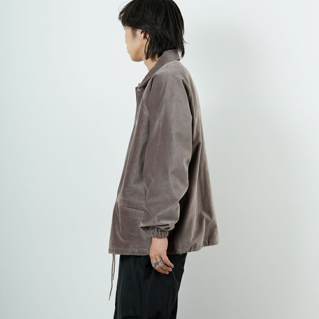 THE FOX [ザフォックス] 別注 ワンポイントロゴ ラグランスリーブコーチジャケット [PN25F002-JF] BEIGE &&モデル身長：179cm 着用サイズ：L&&