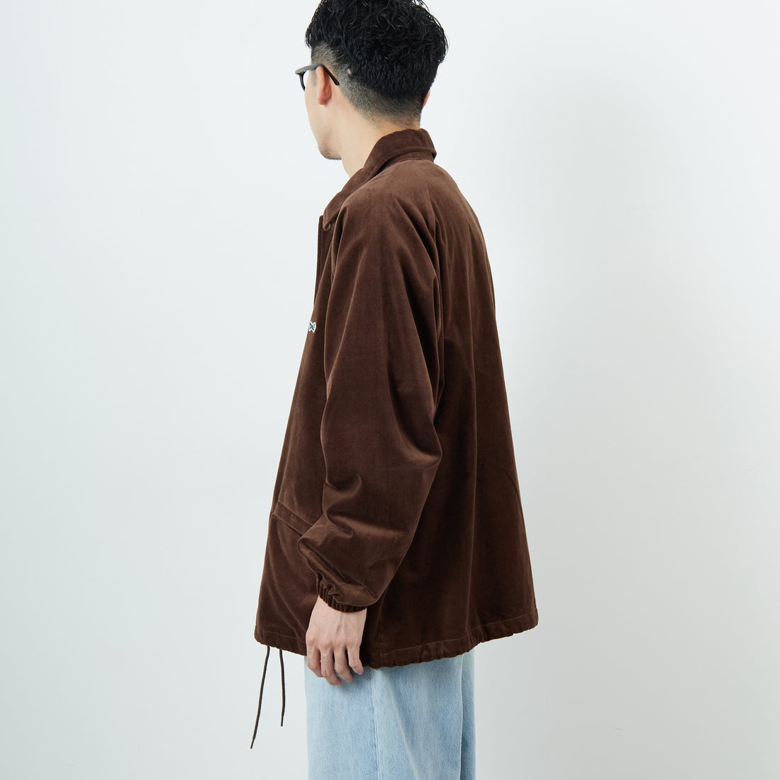 THE FOX [ザフォックス] 別注 ワンポイントロゴ ラグランスリーブコーチジャケット [PN25F002-JF] BROWN &&モデル身長：168cm 着用サイズ：L&&