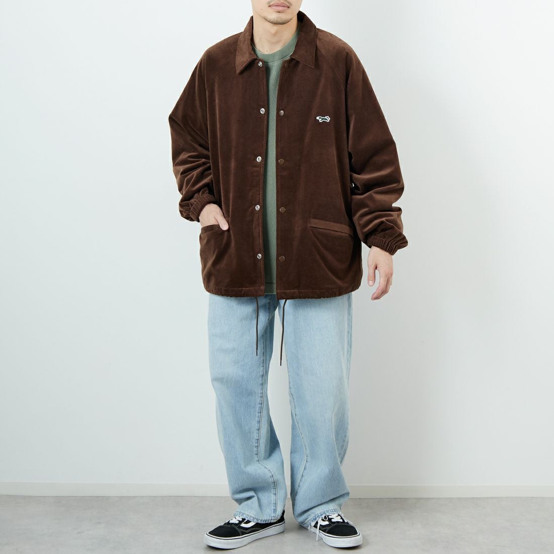 THE FOX [ザフォックス] 別注 ワンポイントロゴ ラグランスリーブコーチジャケット [PN25F002-JF] BROWN &&モデル身長：168cm 着用サイズ：L&&