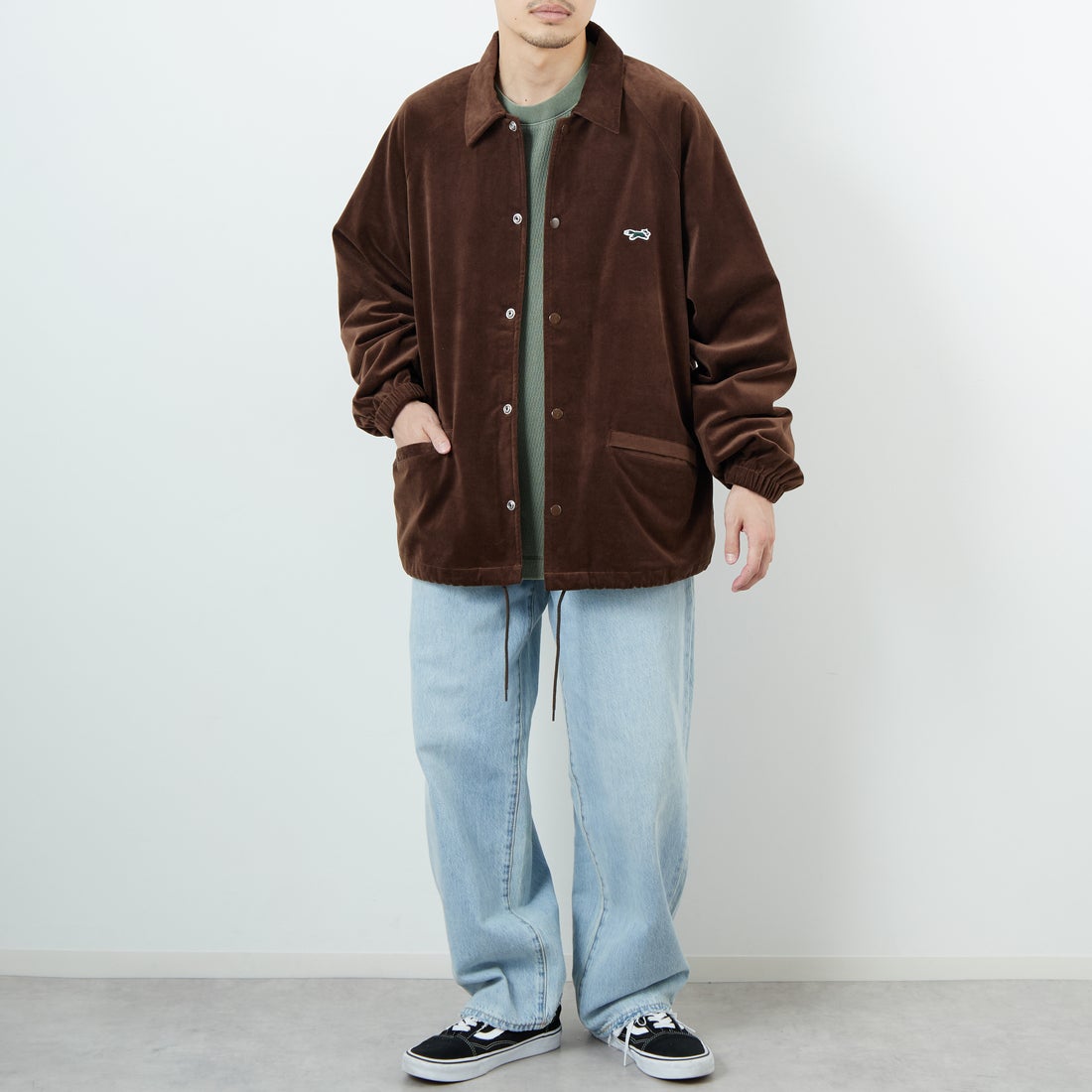 THE FOX [ザフォックス] 別注 ワンポイントロゴ ラグランスリーブコーチジャケット [PN25F002-JF] BROWN &&モデル身長：168cm 着用サイズ：L&&