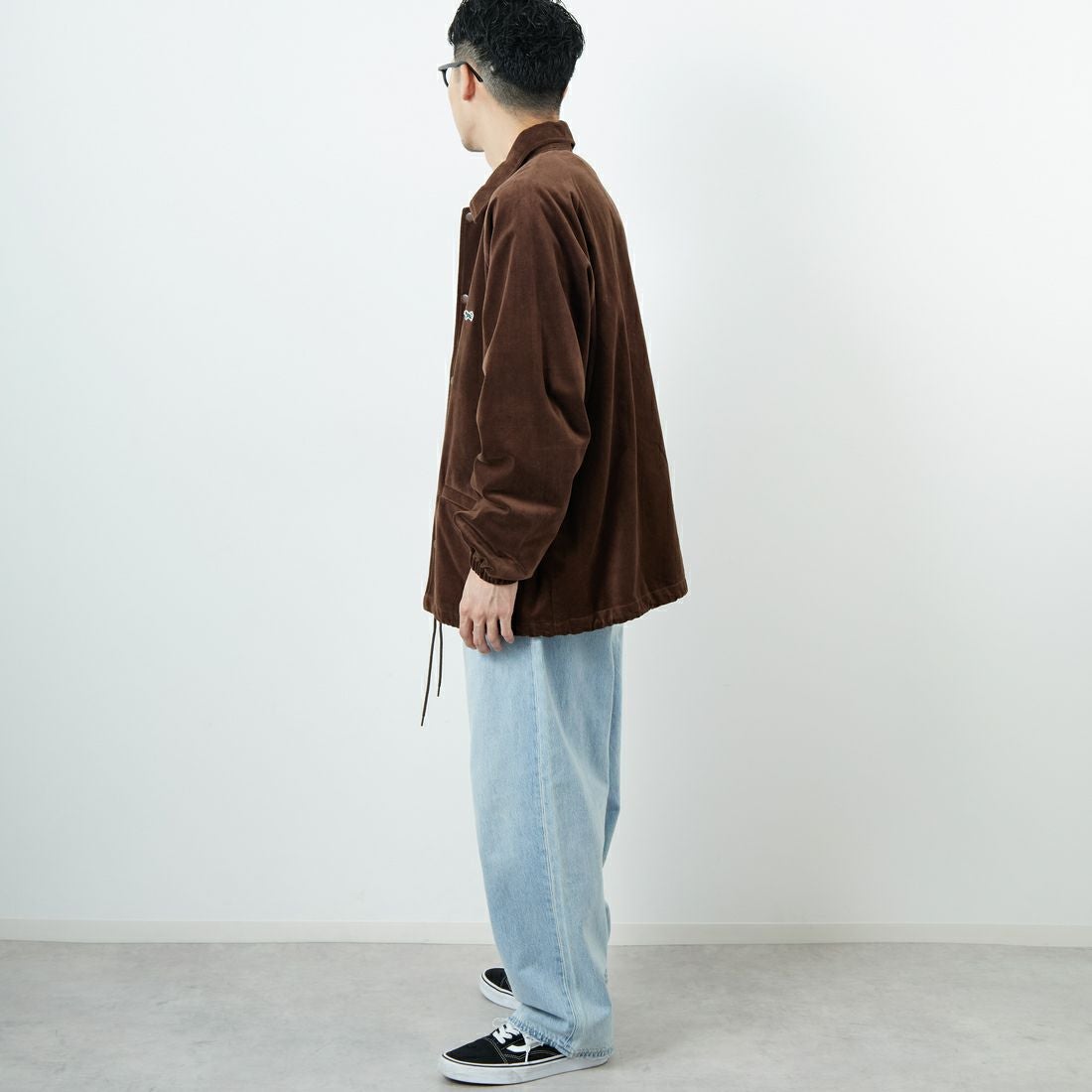 THE FOX [ザフォックス] 別注 ワンポイントロゴ ラグランスリーブコーチジャケット [PN25F002-JF] BROWN &&モデル身長：168cm 着用サイズ：L&&
