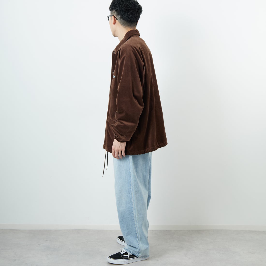 THE FOX [ザフォックス] 別注 ワンポイントロゴ ラグランスリーブコーチジャケット [PN25F002-JF] BROWN &&モデル身長：168cm 着用サイズ：L&&