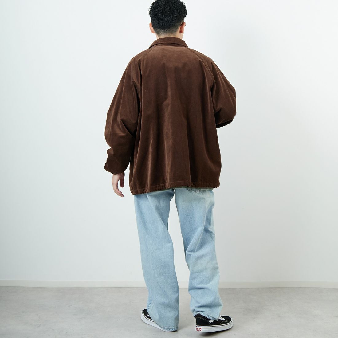 THE FOX [ザフォックス] 別注 ワンポイントロゴ ラグランスリーブコーチジャケット [PN25F002-JF] BROWN &&モデル身長：168cm 着用サイズ：L&&