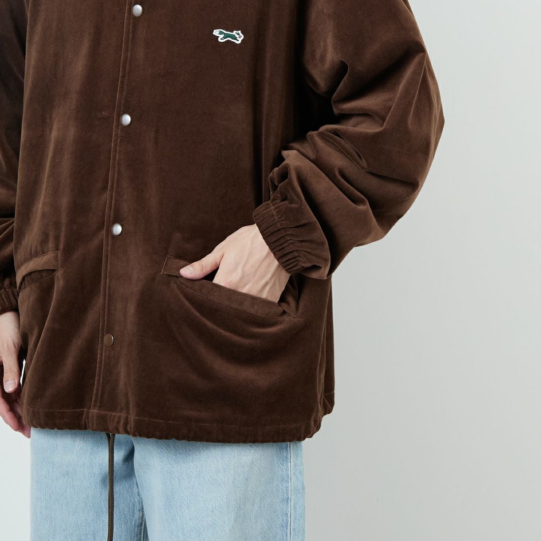 THE FOX [ザフォックス] 別注 ワンポイントロゴ ラグランスリーブコーチジャケット [PN25F002-JF] BROWN &&モデル身長：168cm 着用サイズ：L&&