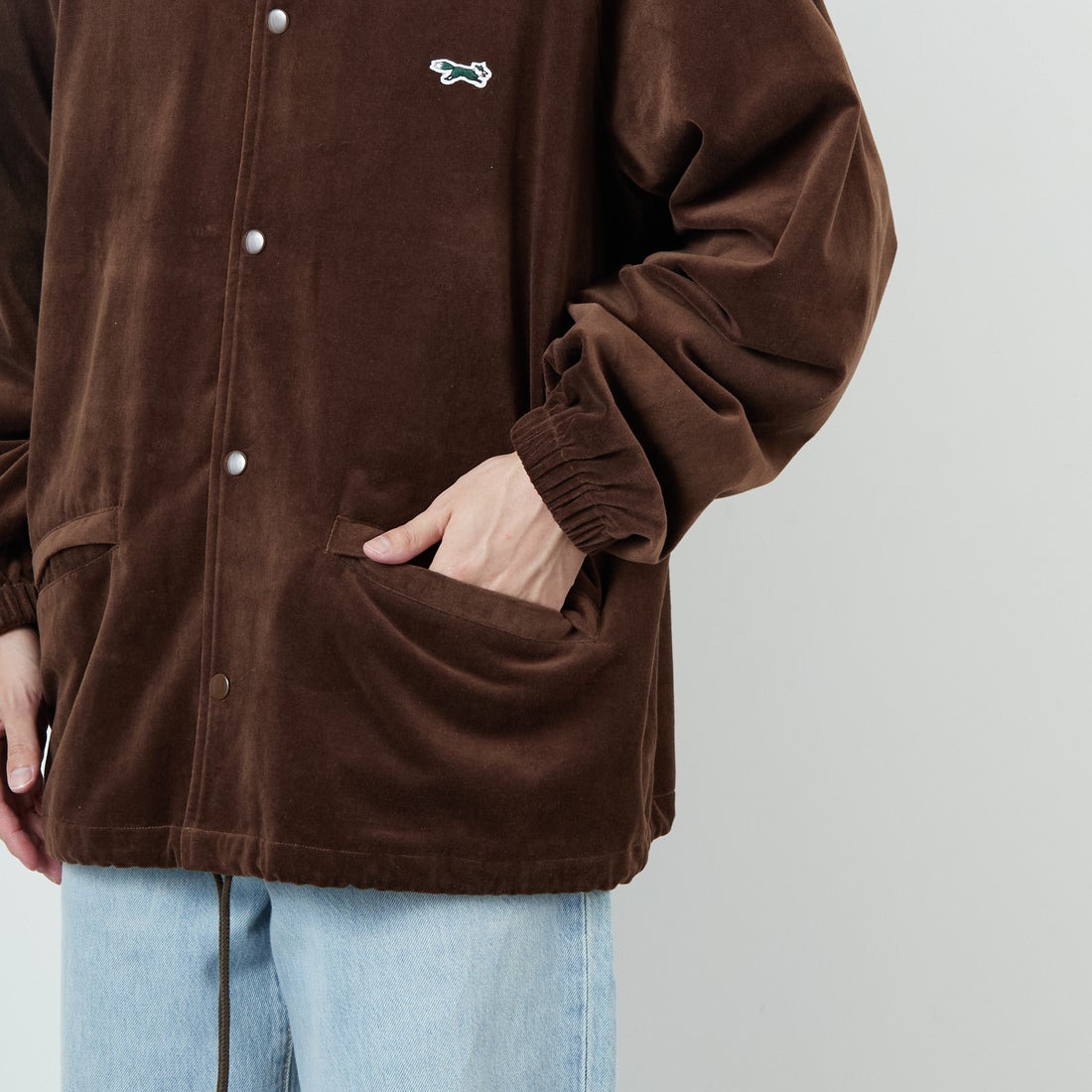 THE FOX [ザフォックス] 別注 ワンポイントロゴ ラグランスリーブコーチジャケット [PN25F002-JF] BROWN &&モデル身長：168cm 着用サイズ：L&&