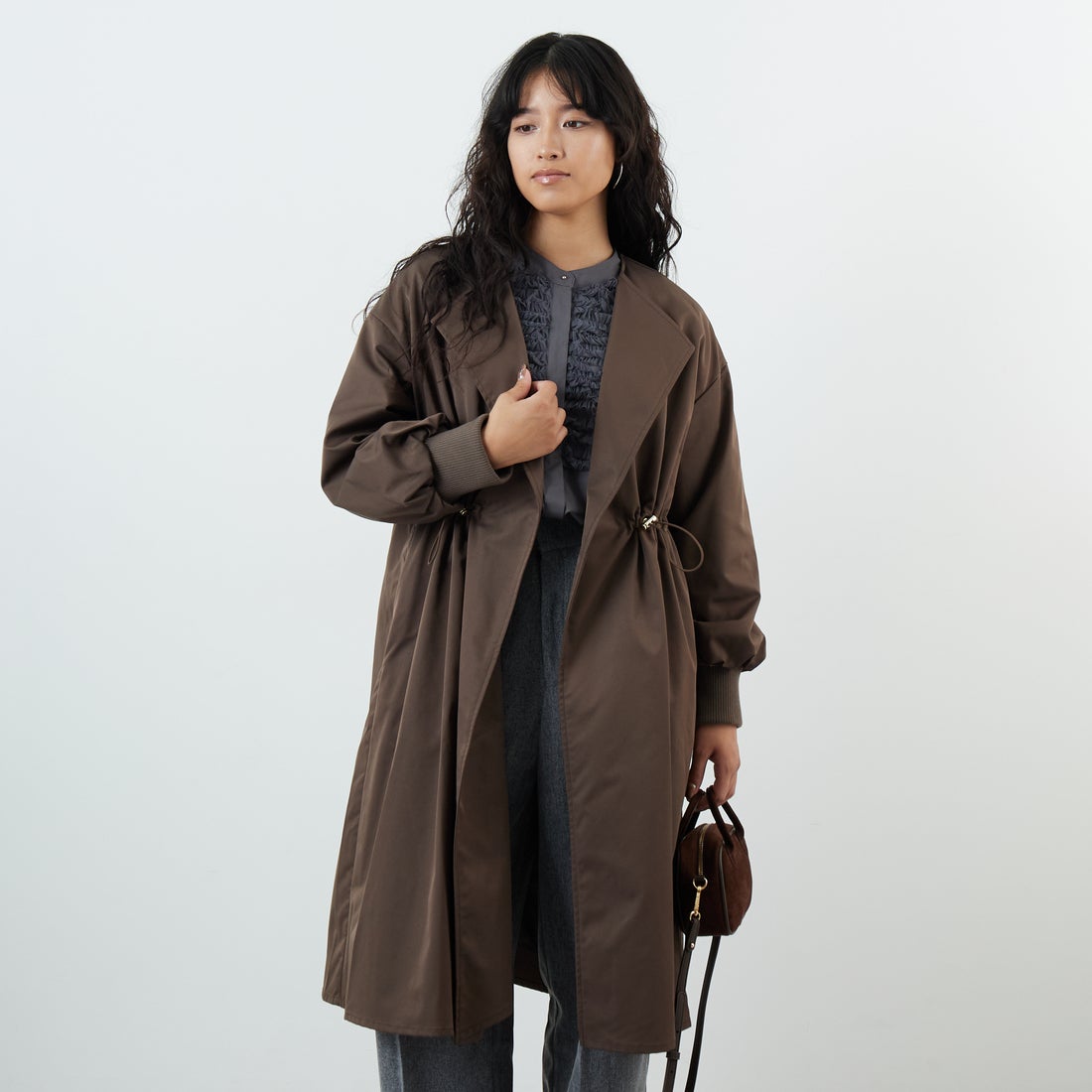 Jf Ready Made [ジェイエフレディメイド] ポリエステルタッサーコート [8552102-01] 62 ﾌﾞﾗｳﾝ &&モデル身長：162cm 着用サイズ：F&&
