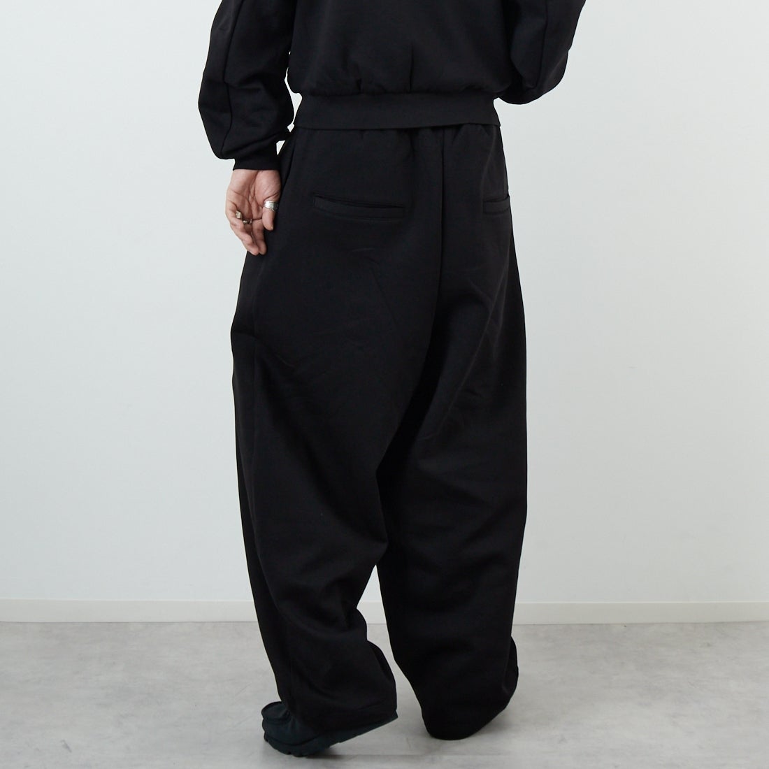 Noir Fabrik [ヌワールファブリック] コットンダンボールカーブスウェットパンツ [653710] BLACK &&モデル身長：179cm 着用サイズ：L&&
