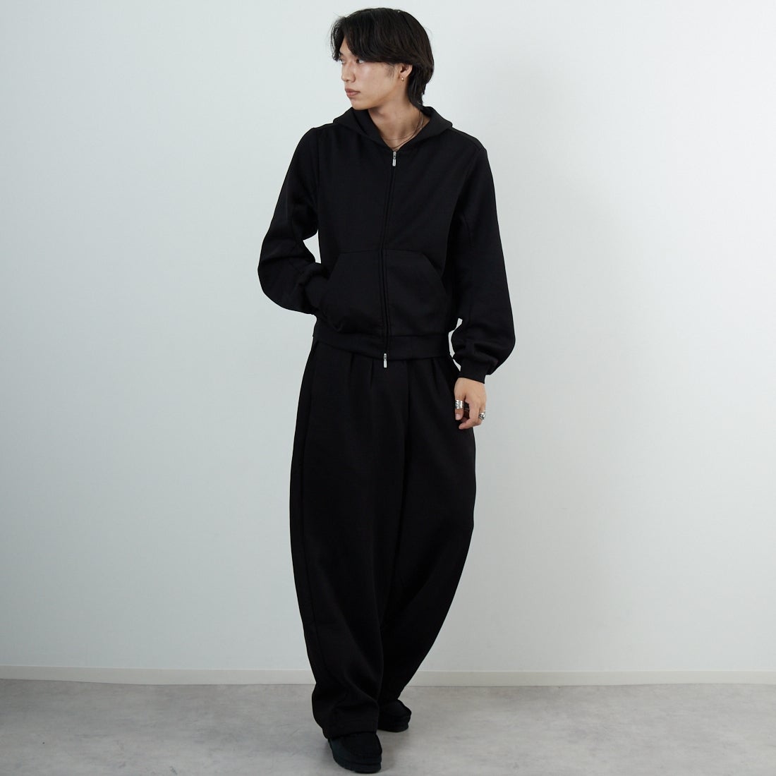 Noir Fabrik [ヌワールファブリック] コットンダンボールカーブスウェットパンツ [653710] BLACK &&モデル身長：179cm 着用サイズ：L&&