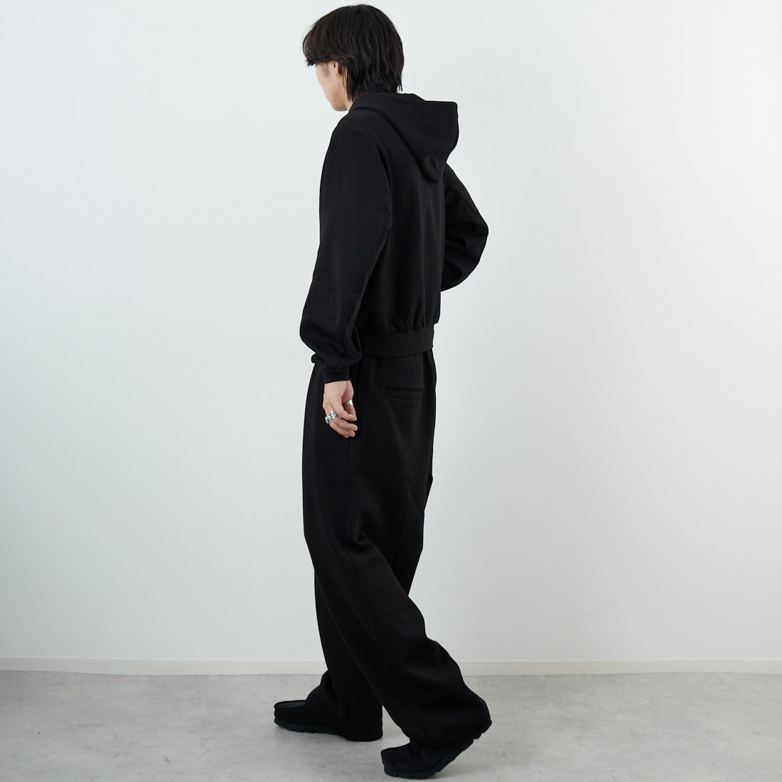 Noir Fabrik [ヌワールファブリック] コットンダンボールカーブスウェットパンツ [653710] BLACK &&モデル身長：179cm 着用サイズ：L&&
