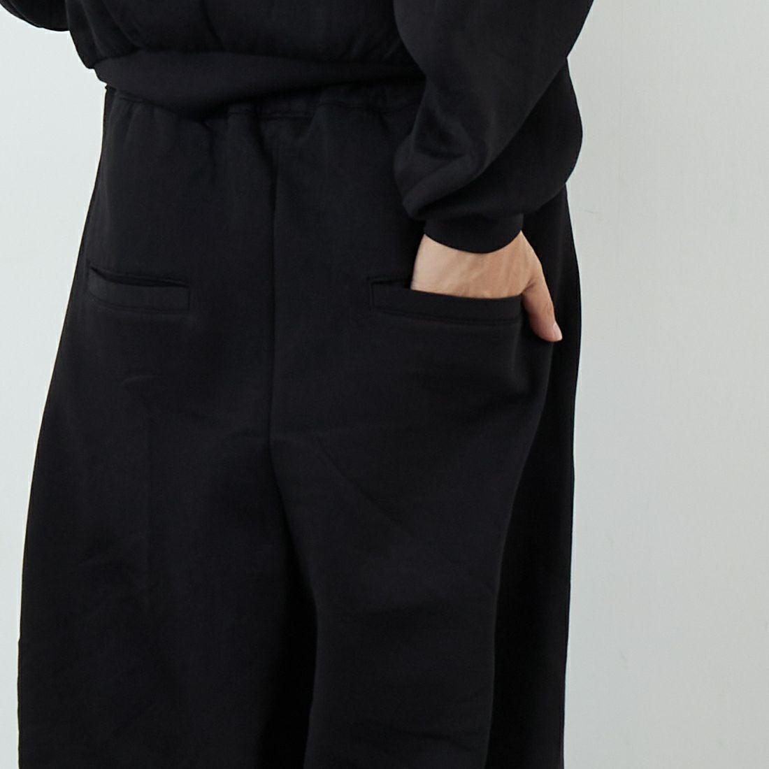 Noir Fabrik [ヌワールファブリック] コットンダンボールカーブスウェットパンツ [653710] BLACK &&モデル身長：179cm 着用サイズ：L&&