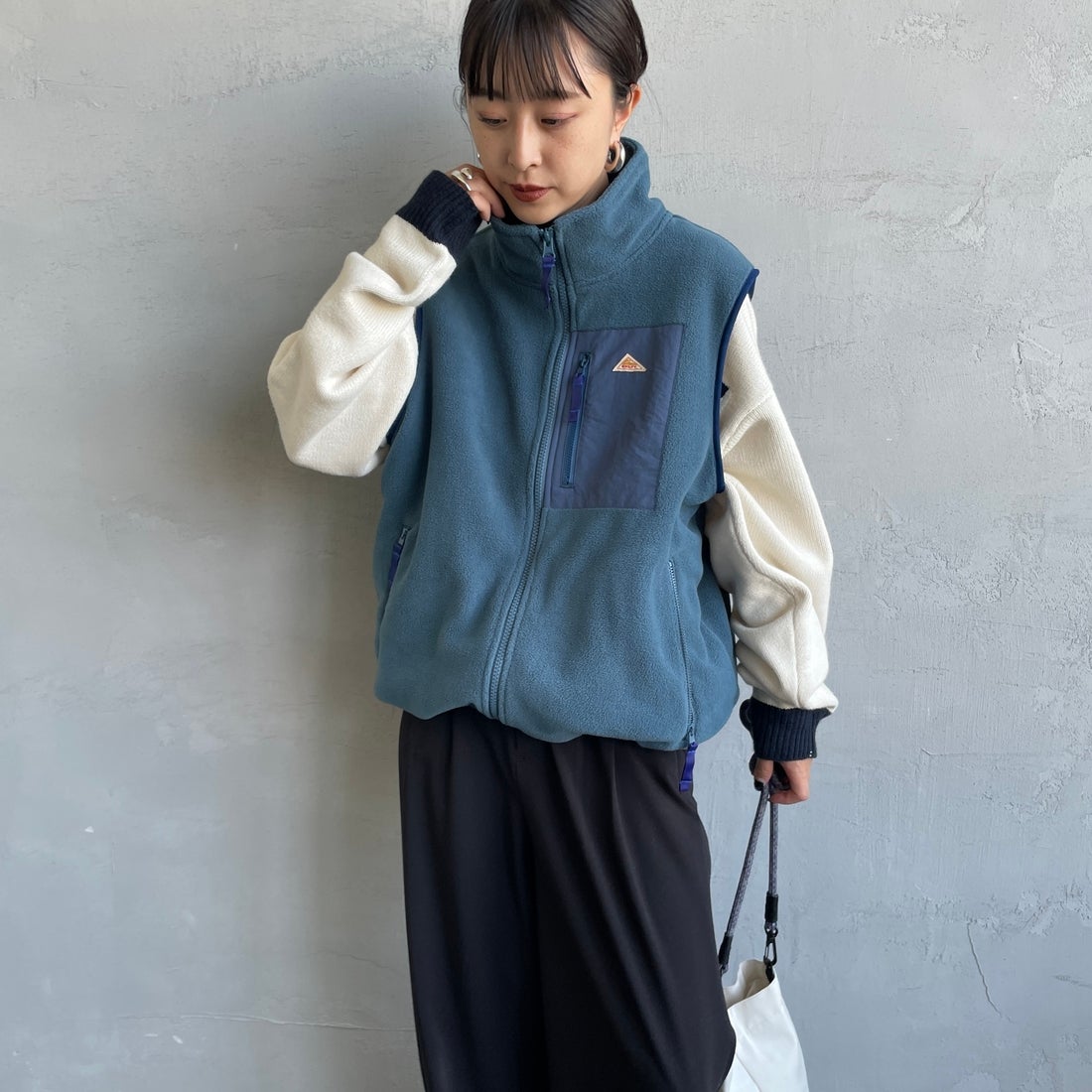 KELTY [ケルティ] 別注 フリース スタンドネックベスト [KE254W30IN02-JF] BLUE &&モデル身長：150cm 着用サイズ：S&&