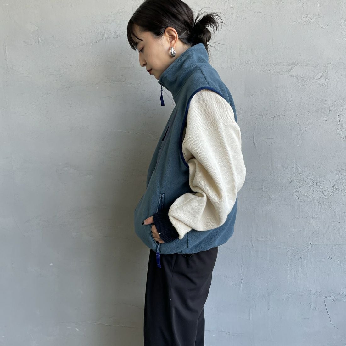 KELTY [ケルティ] 別注 フリース スタンドネックベスト [KE254W30IN02-JF] BLUE &&モデル身長：150cm 着用サイズ：S&&