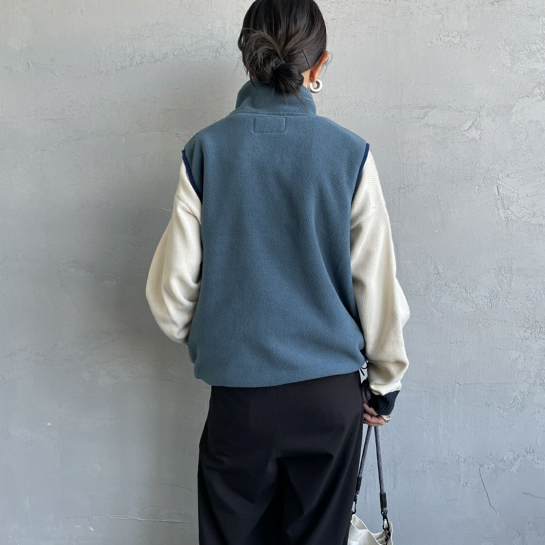 KELTY [ケルティ] 別注 フリース スタンドネックベスト [KE254W30IN02-JF] BLUE &&モデル身長：150cm 着用サイズ：S&&