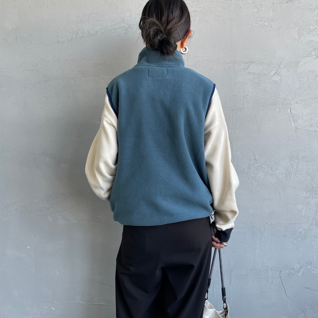KELTY [ケルティ] 別注 フリース スタンドネックベスト [KE254W30IN02-JF] BLUE &&モデル身長：150cm 着用サイズ：S&&