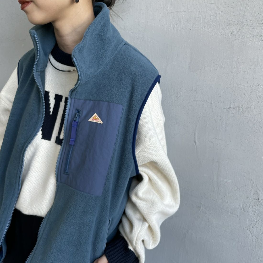 KELTY [ケルティ] 別注 フリース スタンドネックベスト [KE254W30IN02-JF] BLUE &&モデル身長：150cm 着用サイズ：S&&