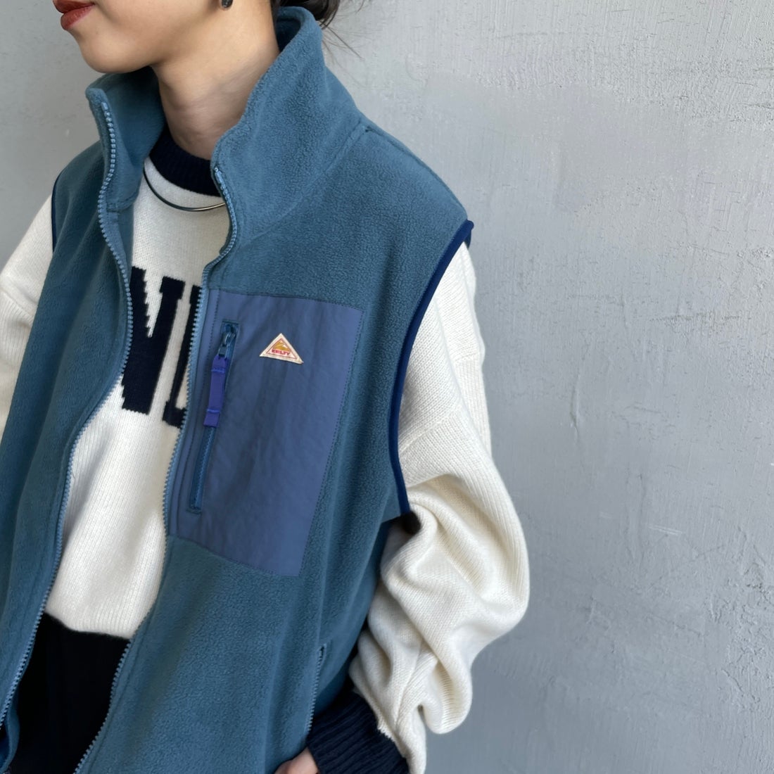 KELTY [ケルティ] 別注 フリース スタンドネックベスト [KE254W30IN02-JF] BLUE &&モデル身長：150cm 着用サイズ：S&&