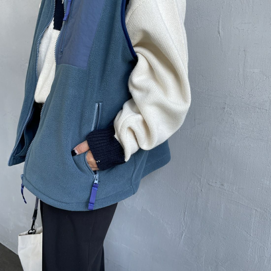 KELTY [ケルティ] 別注 フリース スタンドネックベスト [KE254W30IN02-JF] BLUE &&モデル身長：150cm 着用サイズ：S&&