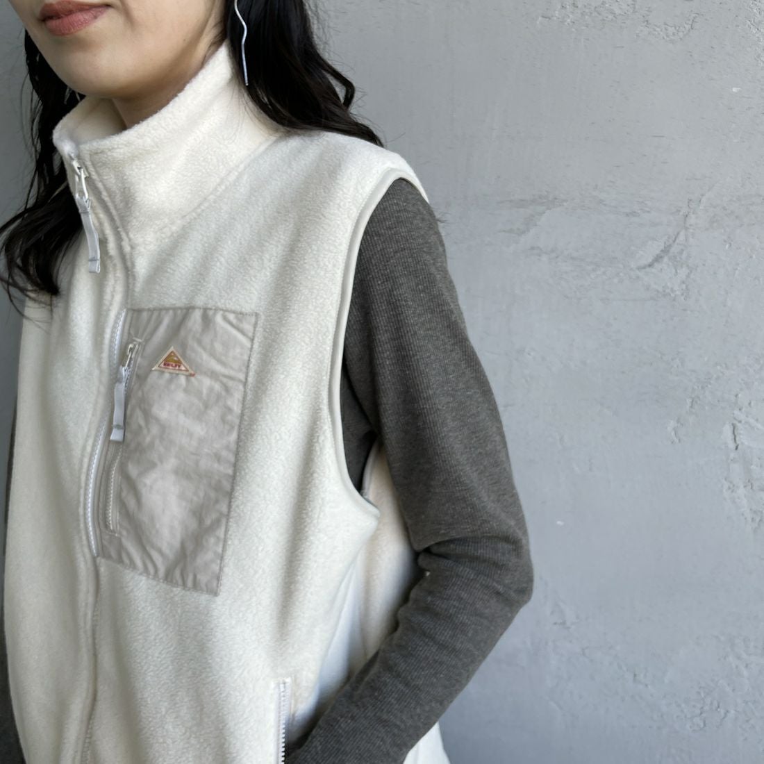 KELTY [ケルティ] 別注 フリース スタンドネックベスト [KE254W30IN02-JF] IVORY &&モデル身長：160cm 着用サイズ：S&&