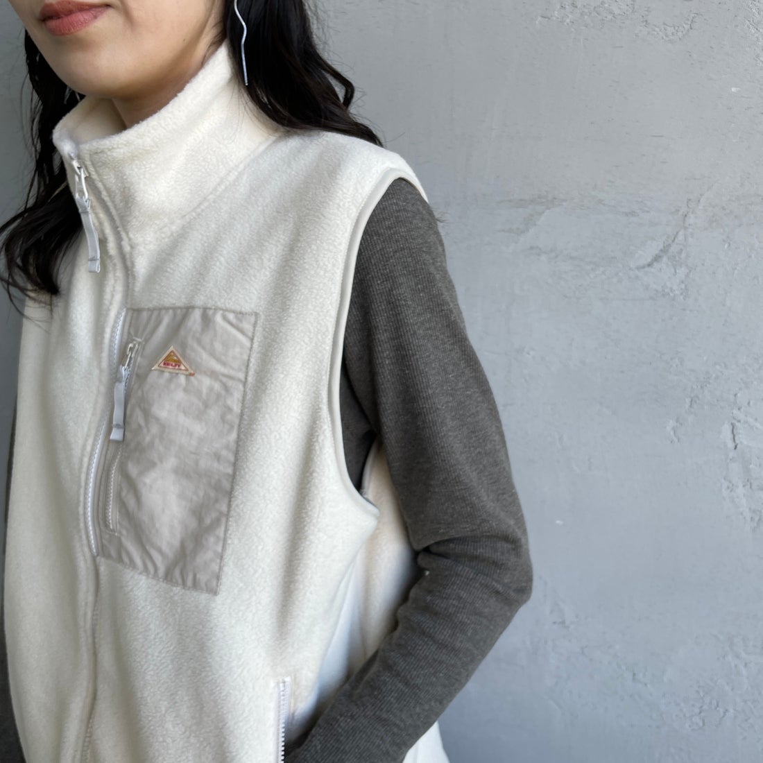 KELTY [ケルティ] 別注 フリース スタンドネックベスト [KE254W30IN02-JF] IVORY &&モデル身長：160cm 着用サイズ：S&&
