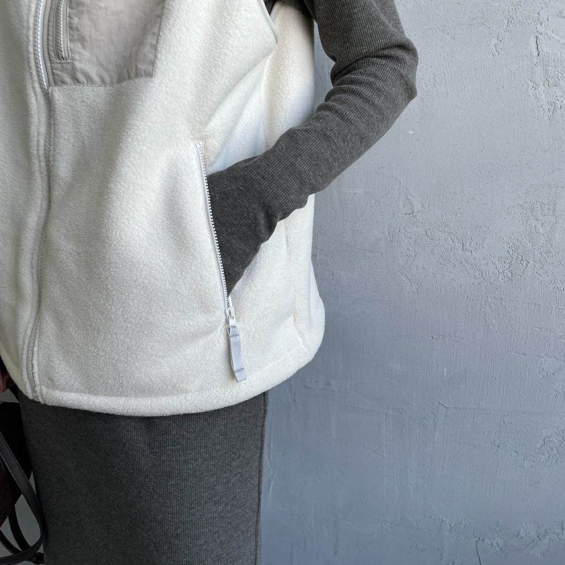 KELTY [ケルティ] 別注 フリース スタンドネックベスト [KE254W30IN02-JF] IVORY &&モデル身長：160cm 着用サイズ：S&&