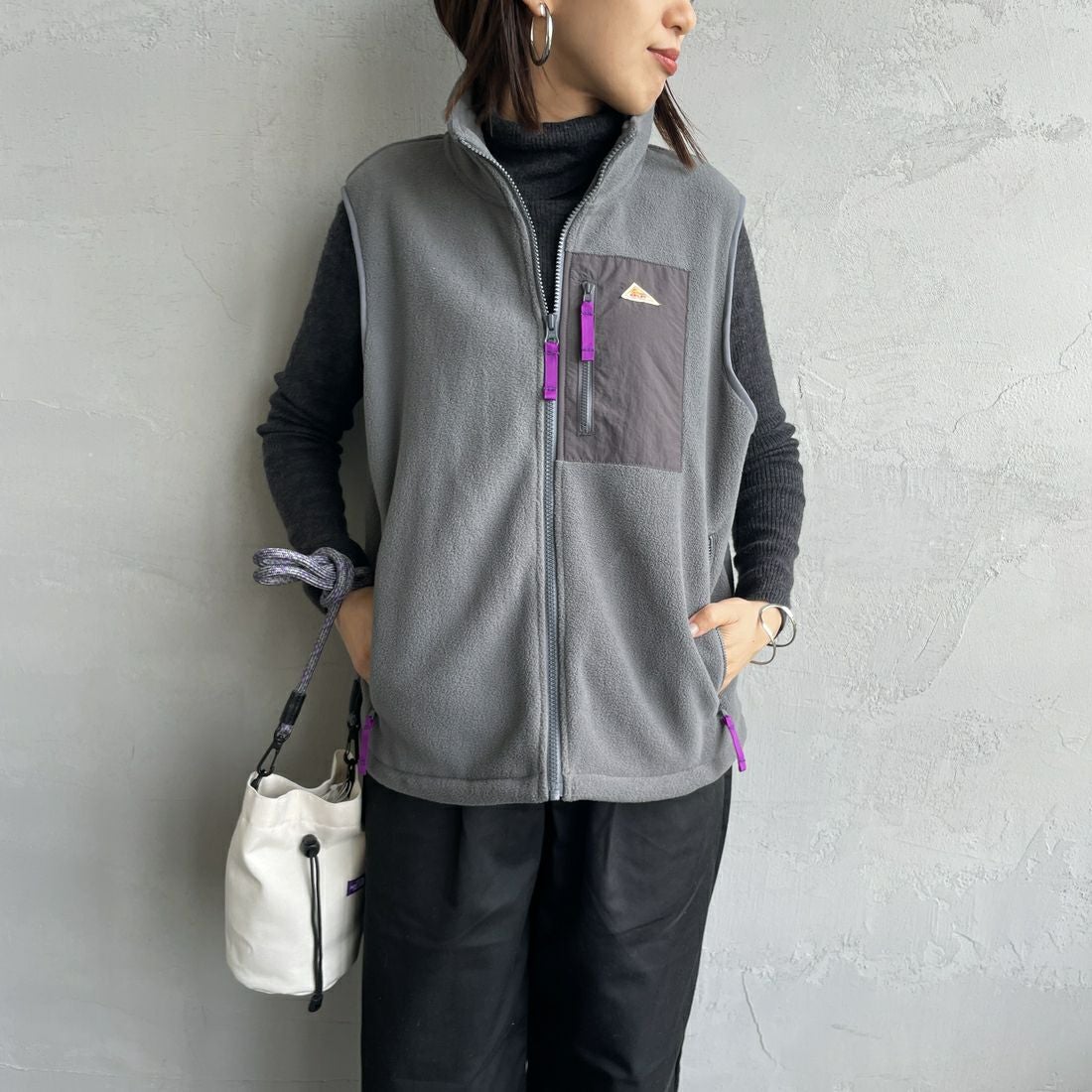 KELTY [ケルティ] 別注 フリース スタンドネックベスト [KE254W30IN02-JF] CHARCOAL &&モデル身長：159cm 着用サイズ：S&&