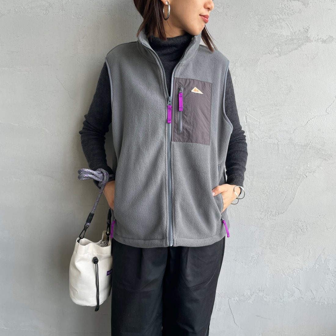 KELTY [ケルティ] 別注 フリース スタンドネックベスト [KE254W30IN02-JF] CHARCOAL &&モデル身長：159cm 着用サイズ：S&&