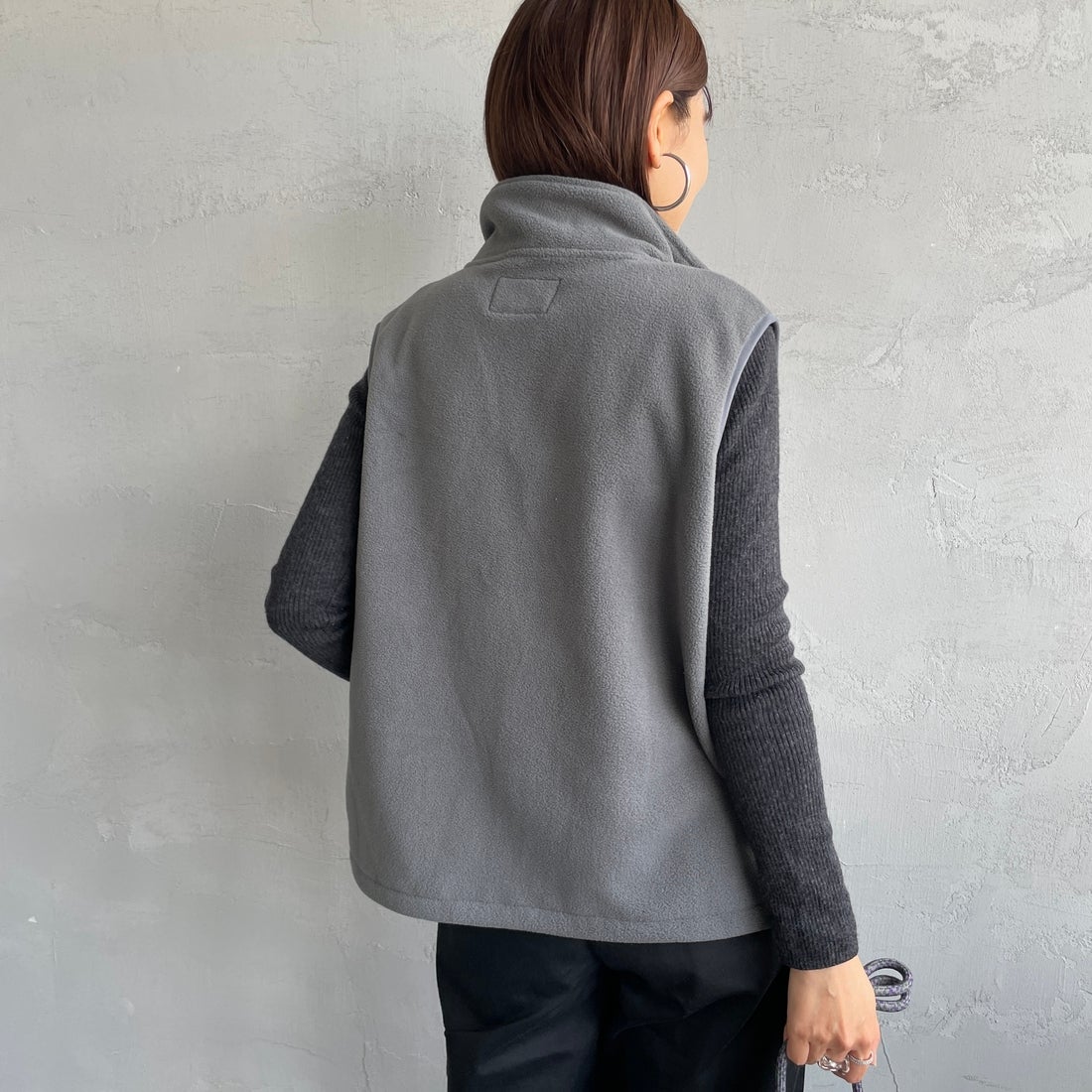 KELTY [ケルティ] 別注 フリース スタンドネックベスト [KE254W30IN02-JF] CHARCOAL &&モデル身長：159cm 着用サイズ：S&&