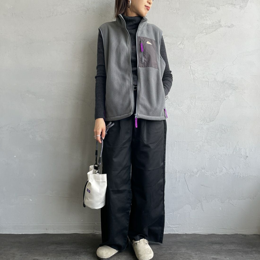 KELTY [ケルティ] 別注 フリース スタンドネックベスト [KE254W30IN02-JF] CHARCOAL &&モデル身長：159cm 着用サイズ：S&&