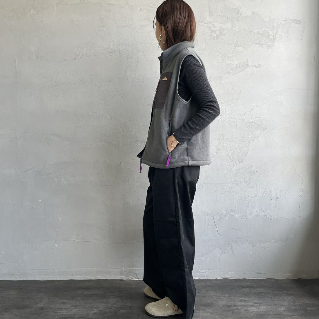 KELTY [ケルティ] 別注 フリース スタンドネックベスト [KE254W30IN02-JF] CHARCOAL &&モデル身長：159cm 着用サイズ：S&&