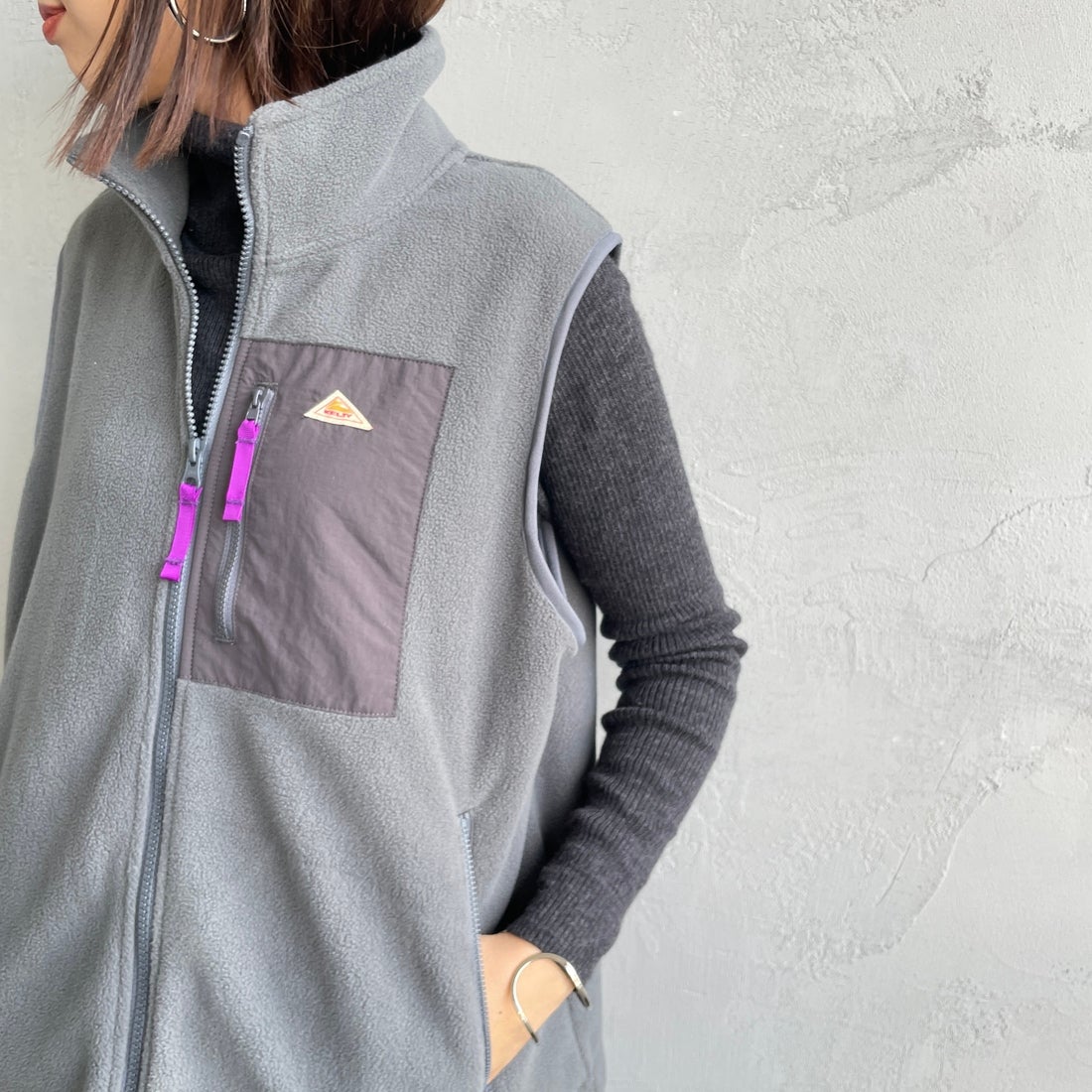 KELTY [ケルティ] 別注 フリース スタンドネックベスト [KE254W30IN02-JF] CHARCOAL &&モデル身長：159cm 着用サイズ：S&&