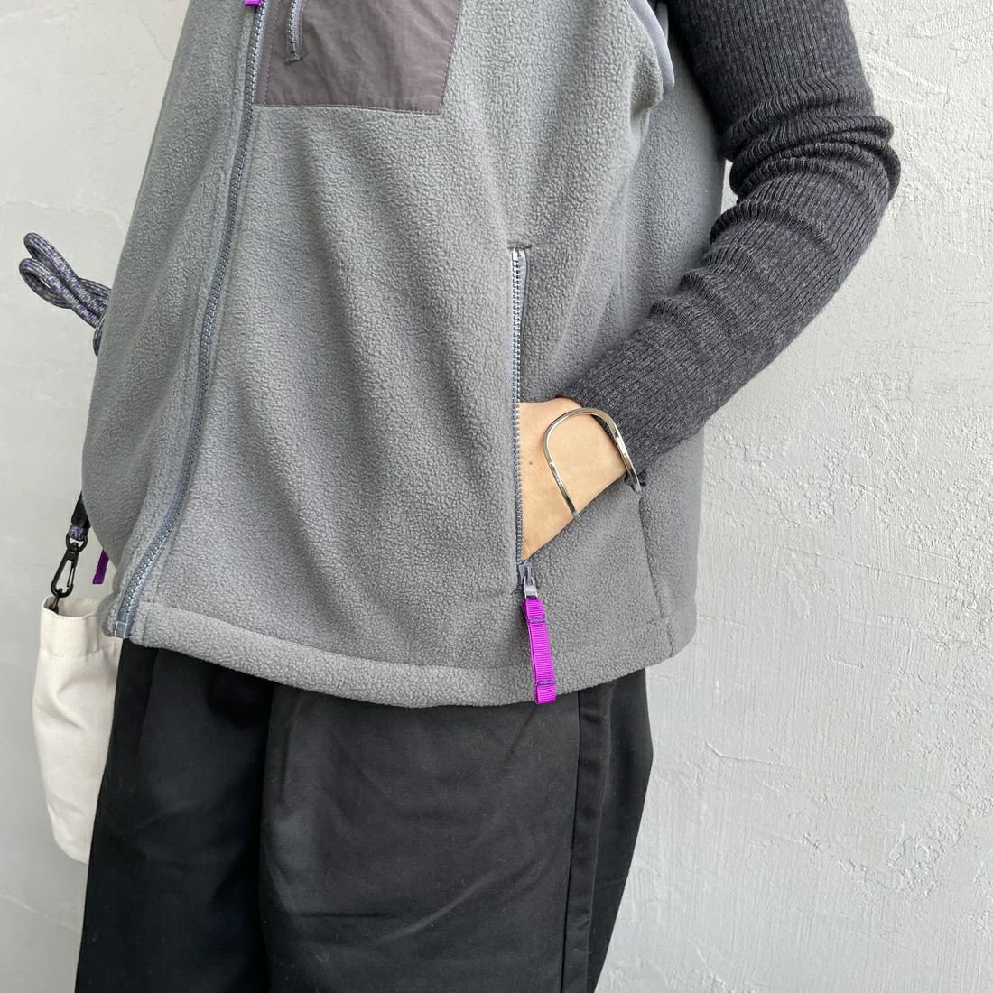 KELTY [ケルティ] 別注 フリース スタンドネックベスト [KE254W30IN02-JF] CHARCOAL &&モデル身長：159cm 着用サイズ：S&&