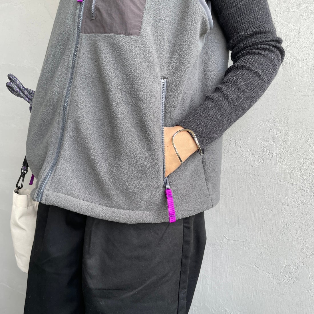 KELTY [ケルティ] 別注 フリース スタンドネックベスト [KE254W30IN02-JF] CHARCOAL &&モデル身長：159cm 着用サイズ：S&&