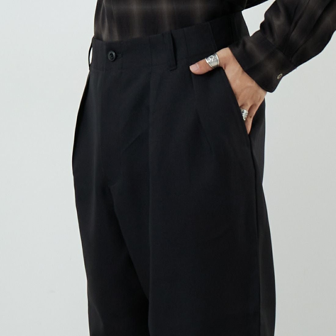 Extended By GORO NAKATSUGAWA (MIN-NANO) 5601 ツープリーツパンツ 80 ﾌﾞﾗｯｸ &&モデル身長：179cm 着用サイズ：L&&